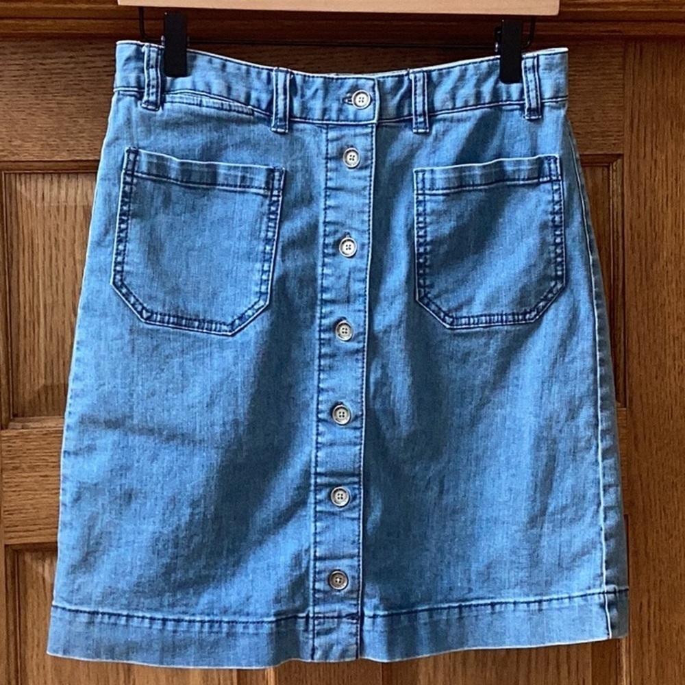 Club Monaco Blue full button, lightweight denim jean skirt, size 6